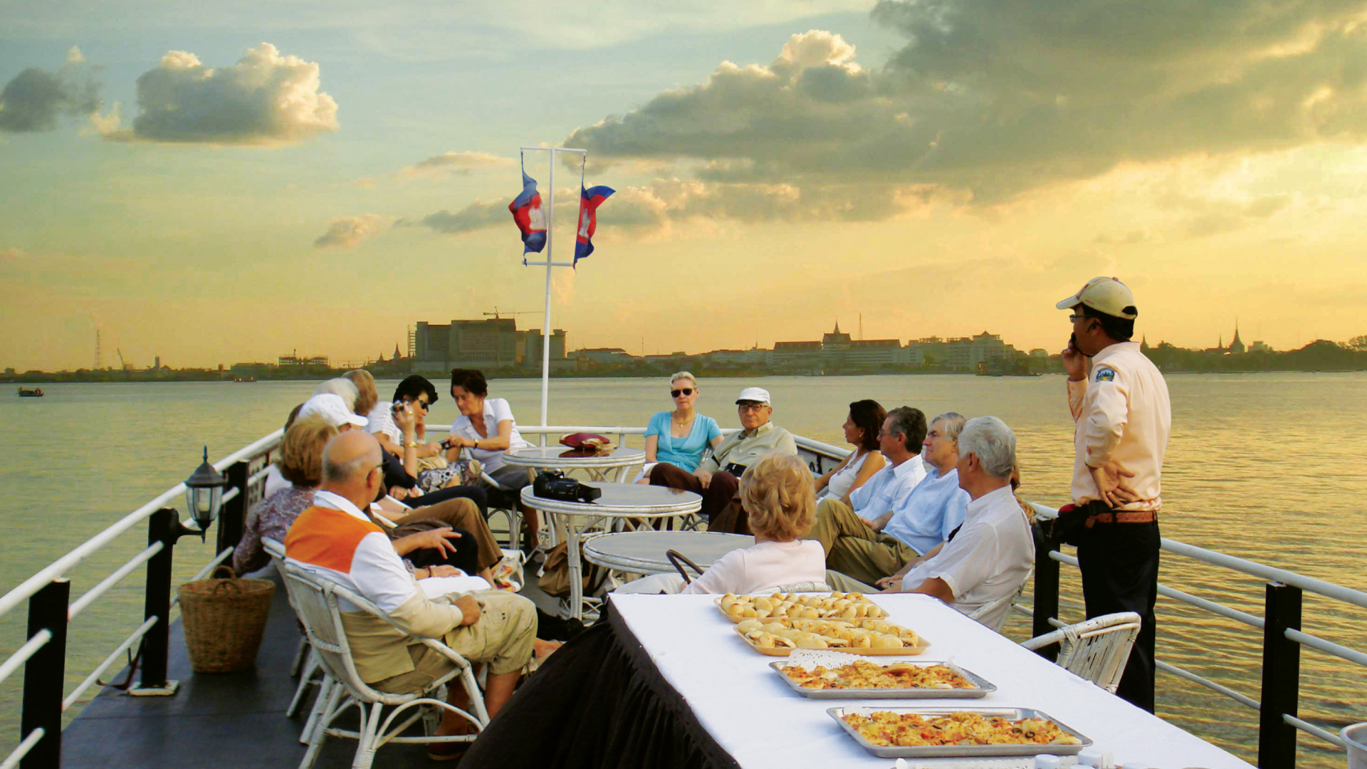 Take boat rides on the Tonlé Sap