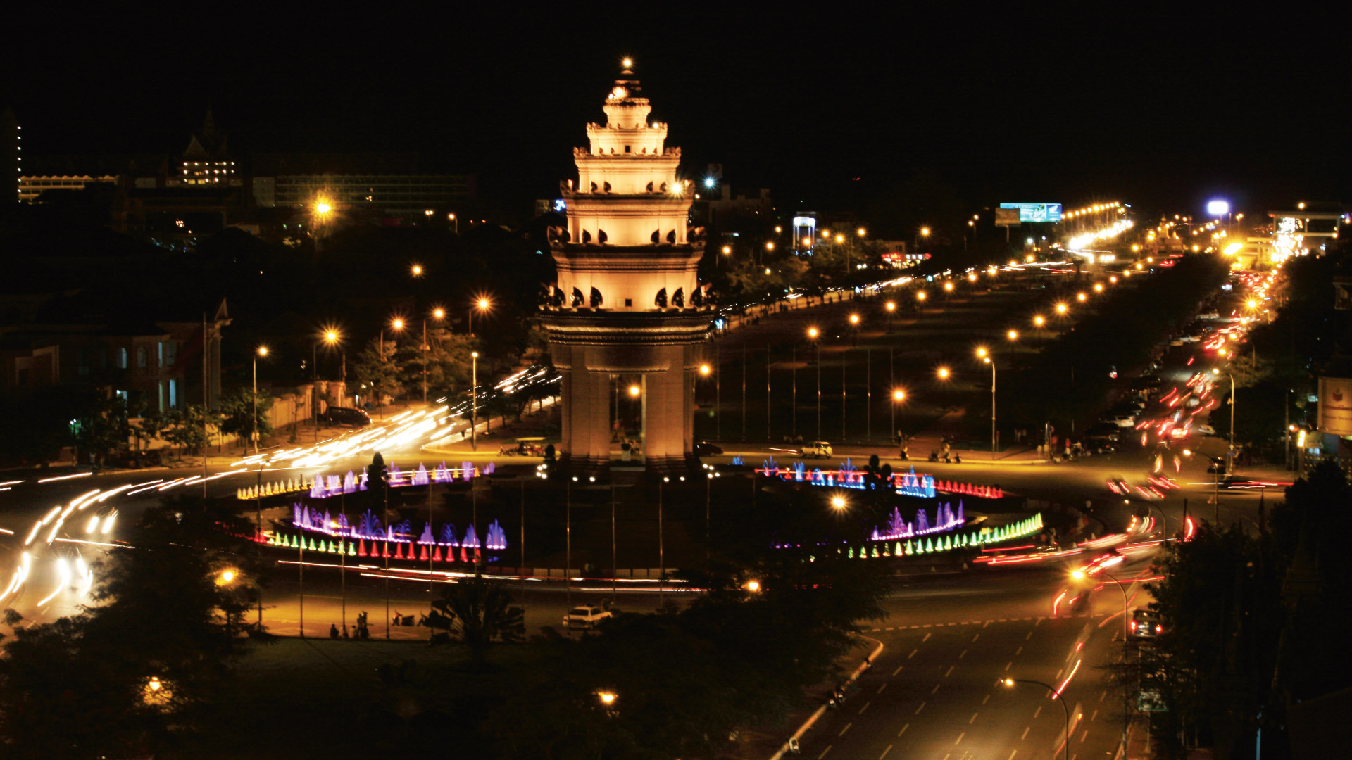 Visit monuments in Phnom Penh